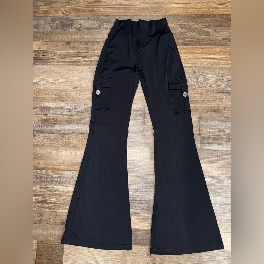 YEORO Black Cargo Flare Leggings Scrunch Butt High Rise Yoga Pants Size Small - Picture 2 of 6